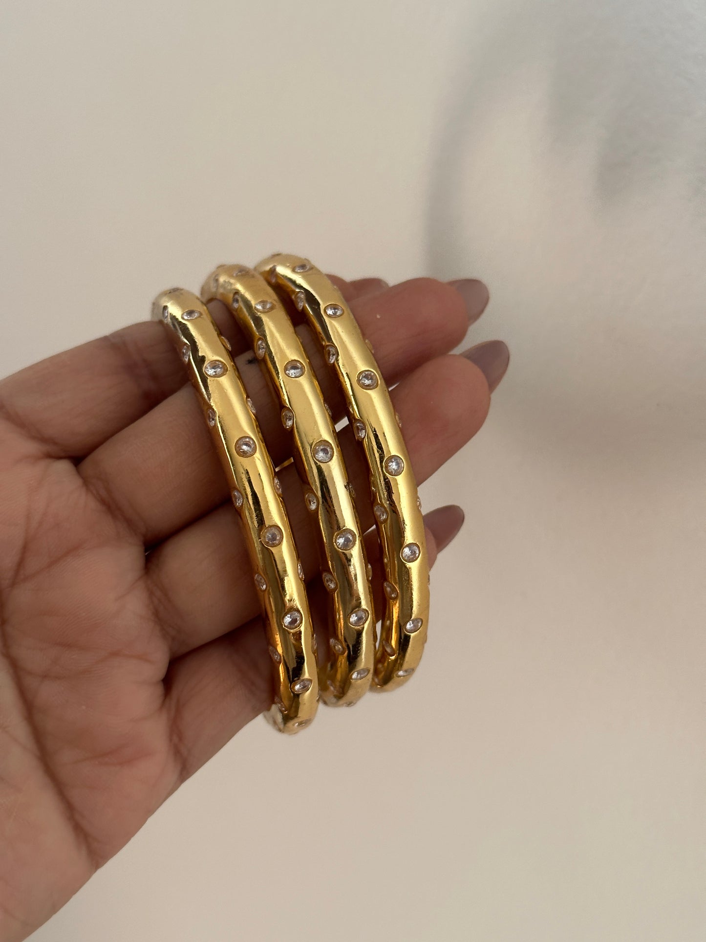 STUDDED BANGLE 2.0