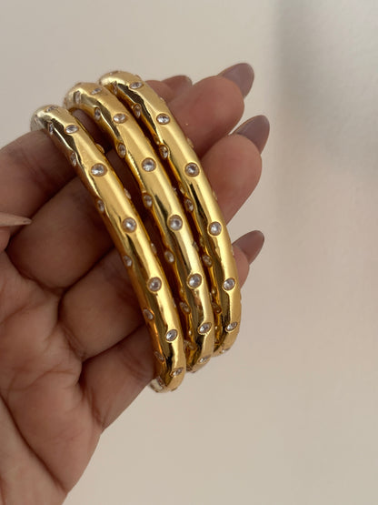 STUDDED BANGLE 2.0