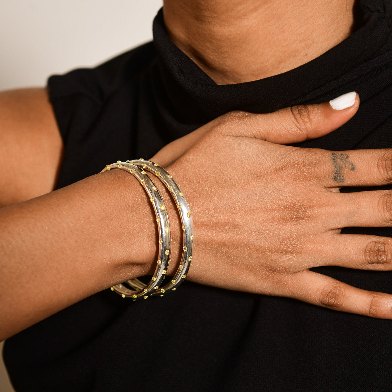 STUDDED BANGLE 2.0